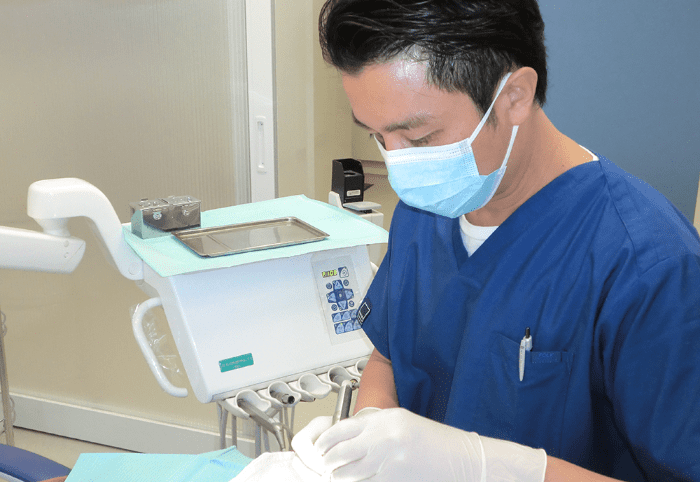 セブンデンタルクリニック院内写真｜吉川院長の診療の様子